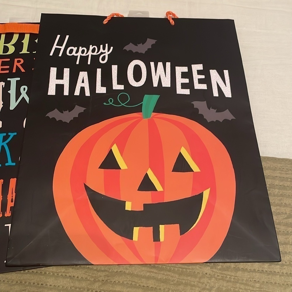 Hallmark 11 Piece Bundle of Halloween Gift Bags & Tissue Paper - Picture 8 of 16
